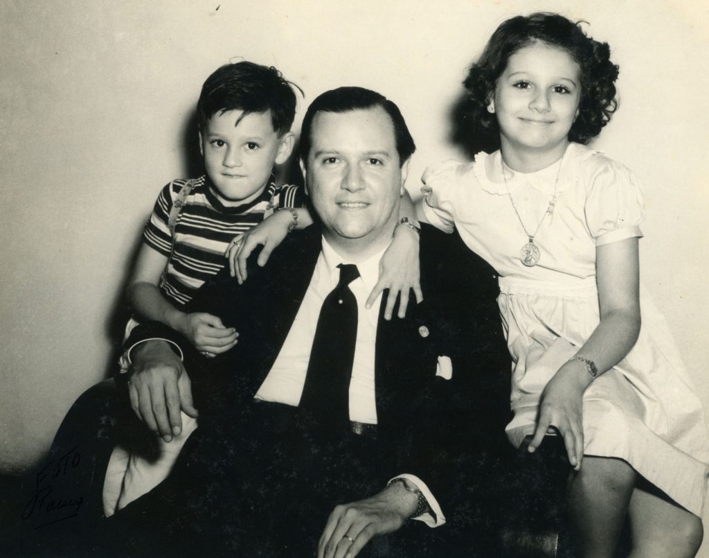 1950. Diciembre. Con sus hijos Rafael Tomás y Mireya.