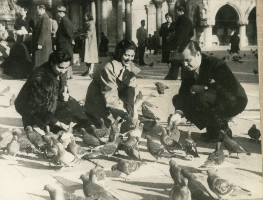 1950. Rafael Caldera en la plaza San Marcos de Venecia, acompañados por Beatriz de Savino.