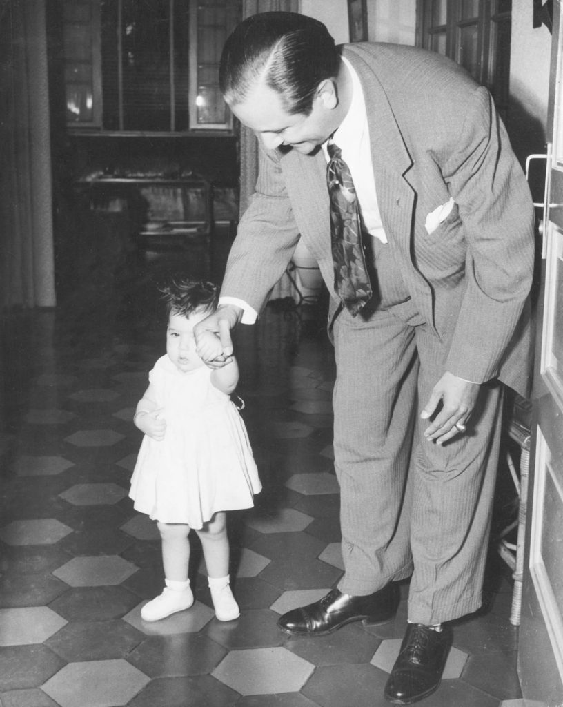 1952. Ayudando a caminar a su hija Alicia Helena.