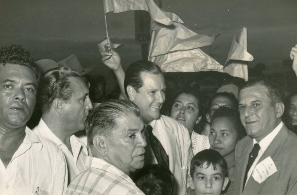 1952. Campaña para la Constituyente, en compañía de Luis Manuel Mendoza.