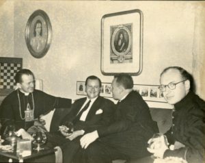 1956. Rafael Caldera durante una afable conversa.