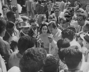 1958. Diciembre, 7. Declarando al salir del acto de votación, acompañado de Alicia y Gerardo Oropeza.