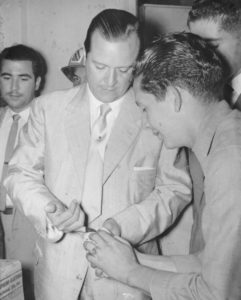 1958. Diciembre, 7. Día de elecciones presidenciales. En la mesa de votación. Detrás está Guillermo Alvarez Bajares.