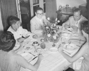 1958. Diciembre, 7. Día de las elecciones presidenciales. Desayuno familiar en Punto Fijo.