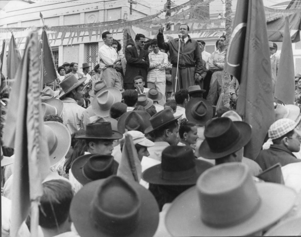 1958. Rafael Caldera en el páramo merideño, en la campaña electoral presidencial.