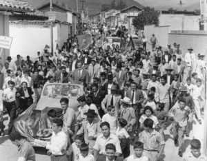 1958. Entrada a Mérida en carro descubierto, en la campaña electoral presidencial.