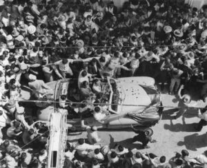 1958. Entrada a Mérida en carro descubierto, en la campaña electoral presidencial.
