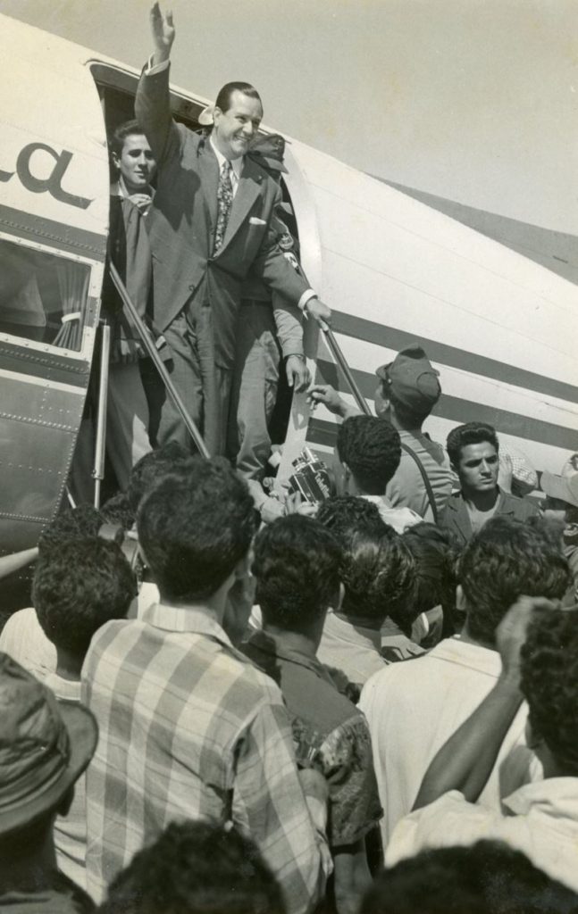 1958. Febrero, 1. Al arribar a Maiquetía, procedente de su corto exilio en Nueva York.