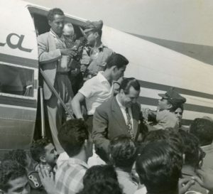 1958. Febrero, 1. Descendiendo del avión, a su llegada a Maiquetía.