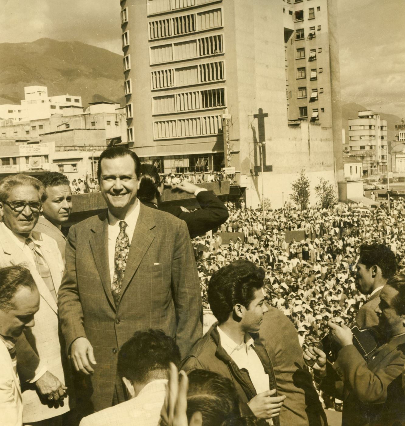 1958. Febrero, 1. Mitin en El Silencio (Parece un sueño). A su lado, Pedro del Corral y Fabricio Ojeda.