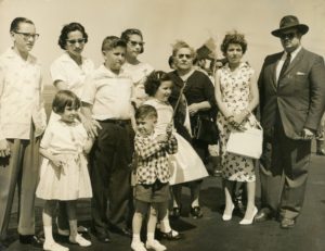 1958. Febrero, 1. Su madre, esposa e hijos lo esperan en el aeropuerto, a la llegada del exilio, en compañía de Mercedes Pérez Perazzo y Eduardo Tamayo Gascue.