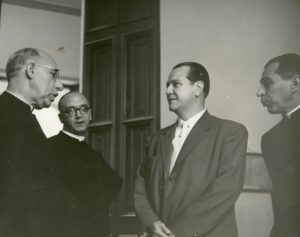 1958. Febrero, 17. Rafael Caldera en la UCAB, con los padres Carlos Reyna.