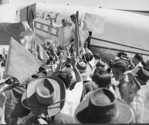 1958. Rafael Caldera llegando al estado Apure, en la campaña electoral presidencial. Detrás, su hijo Rafael Tomás.