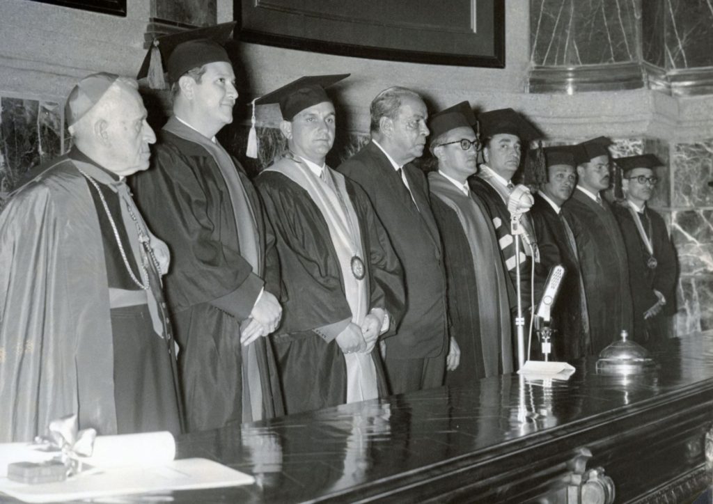 1958. Marzo, 25. Profesor Honorario Facultad de Derecho ULA.
