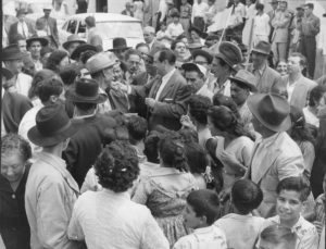 1958. Recorriendo el páramo merideño, en la campaña electoral presidencial.