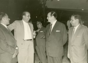 1959. Compartiendo en San Cristóbal con Carlos Andrés Pérez y el gobernador del estado Táchira, Ceferino Medina Castillo. Al fondo Patrocinio Peñuela.