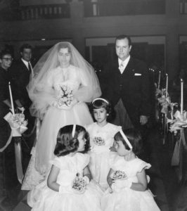 1959. Enero, 17. Llevando al altar a su sobrina Cora Luisa Díaz Pietri, el día de su matrimonio con Ronald Chumaceiro.