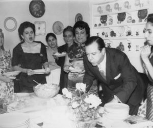 1959. Enero, 24. Apagando las velitas del 43 cumpleaños en Puntofijo, acompañado por Carmen Ayala de Pérez, su cuñada Corina Pietri y Angelina Martínez Pietri.