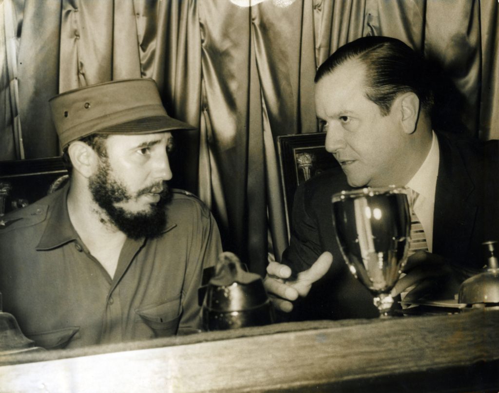 1959. Enero, 24. Rafael Caldera como presidente de la Cámara de Diputados recibe la visita de Fidel Castro en el Congreso Nacional.
