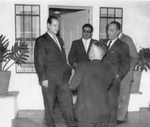 1959. Enero, 24. Conversando en la entrada de su casa Puntofijo, en su 43 aniversario.
