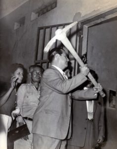 1959. Enero, 8. Inicio de la demolición de la cárcel El Obispo, en el Guarataro, Caracas, lugar de prisión de muchos políticos durante la dictadura, acompañando al presidente Edgar Sanabria.