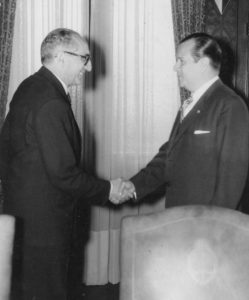1959. Julio, 13. Encuentro con el presidente Arturo Frondizi, en Buenos Aires, Argentina.