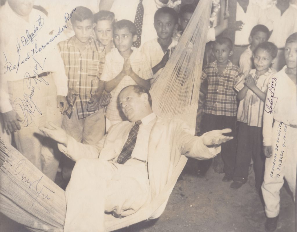 1959. Octubre, 9. En hamaca durante una visita a Zaraza, estado Guárico.
