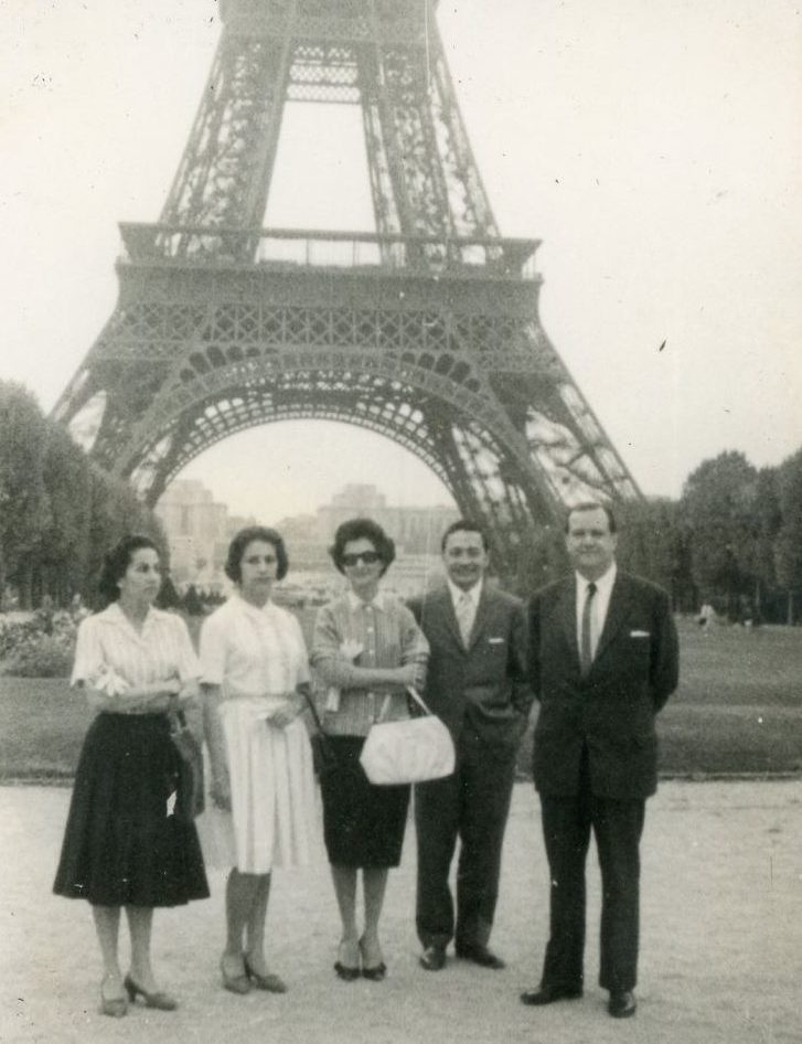 1959. Septiembre. Ante la Torre Eiffel, Paris.