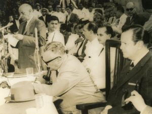 1960. Marzo, 5. Firma de la Ley de Reforma Agraria en el Campo de Carabobo. Aparecen Rómulo Betancourt, Raúl Leoni, Víctor Giménez Landínez e Ildegar Pérez Segnini.