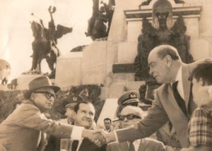1960. Marzo, 5. Promulgación de la Ley de Reforma Agraria en el Campo de Carabobo. Aparecen Rómulo Betancourt, Jóvito Villalba y Rómulo Gallegos.