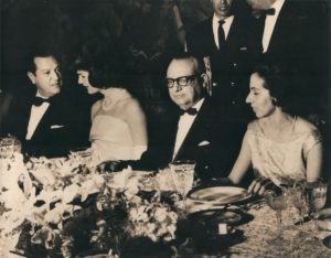 1961. Diciembre, 16. Rafael Caldera con Rómulo Betancourt y Jacqueline Kennedy, en cena.