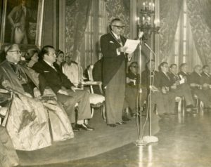 1961. Julio, 5. En el Salón Elíptico, junto al presidente Rómulo Betancourt, el Cardenal Quintero y Raúl Leoni, presidente del Congreso.