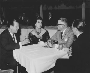 1961. Mayo. Cena en Los Núñez con motivo del Congreso del Caribe. Aparecen Leonor Mirabal, Rómulo Betancourt y, de espaldas, Walter Brandt.