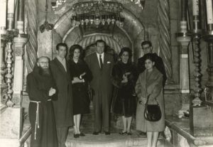 1962. Enero, 21. Rafael Caldera en el Santo Sepulcro, Jerusalem, acompañados por los padres Basilio Río y Francisco Güemes, José M Quintana y señora.
