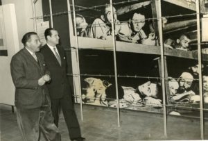 1962. Enero, 21. Visita en Jerusalem a la exposición Yad Vashem, en memoria de las víctimas del Holocausto Nazi. Lo acompaña el profesor Drapkin.