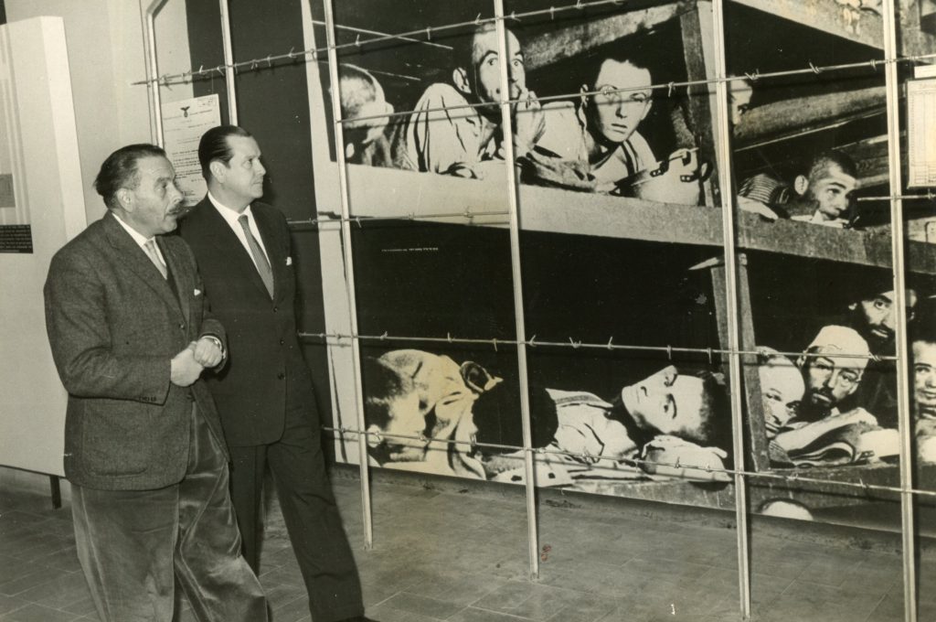 1962. Enero, 21. Visita en Jerusalén a la exposición Yad Vashem, en memoria de las víctimas del Holocausto Nazi. Lo acompaña el profesor Drapkin.