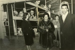 1962. Enero, 21. Visita en Jerusalén a la exposición Yad Vashem. Aparecen Alicia y su hija Mireya, acompañadas por José M. Quintana.