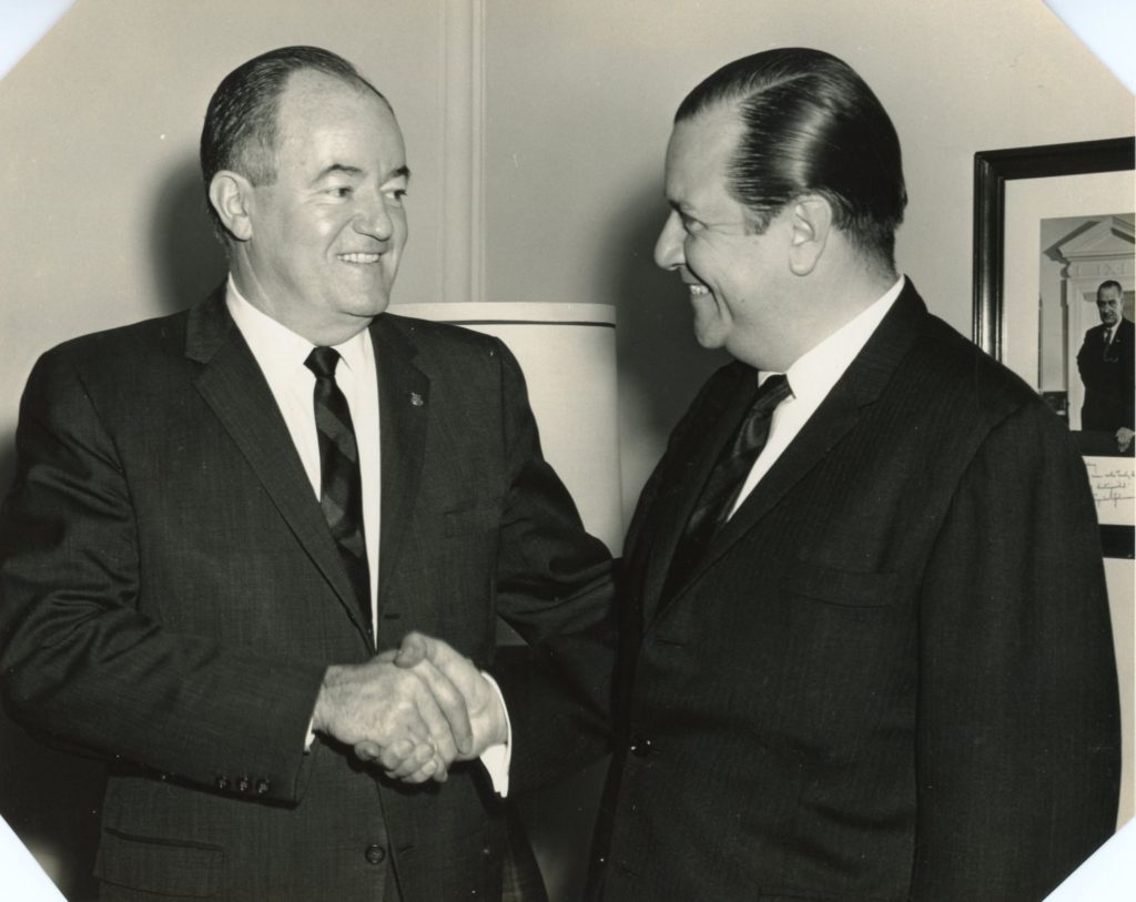 1965. Encuentro con el vicepresidente de los Estados Unidos, Hubert H. Humphrey, en los días en que ambos recibieron el premio anual del Catholic Interamerican Cooperation Program (CICOP), en Washignton DC .
