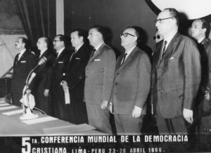 1966. Abril, 23. 5ta Conferencia Mundial de la Democracia Cristiana, Lima Perú. En el presidium el presidente Fernando Belaúnde Terry, Mariano Rumor y Héctor Cornejo.