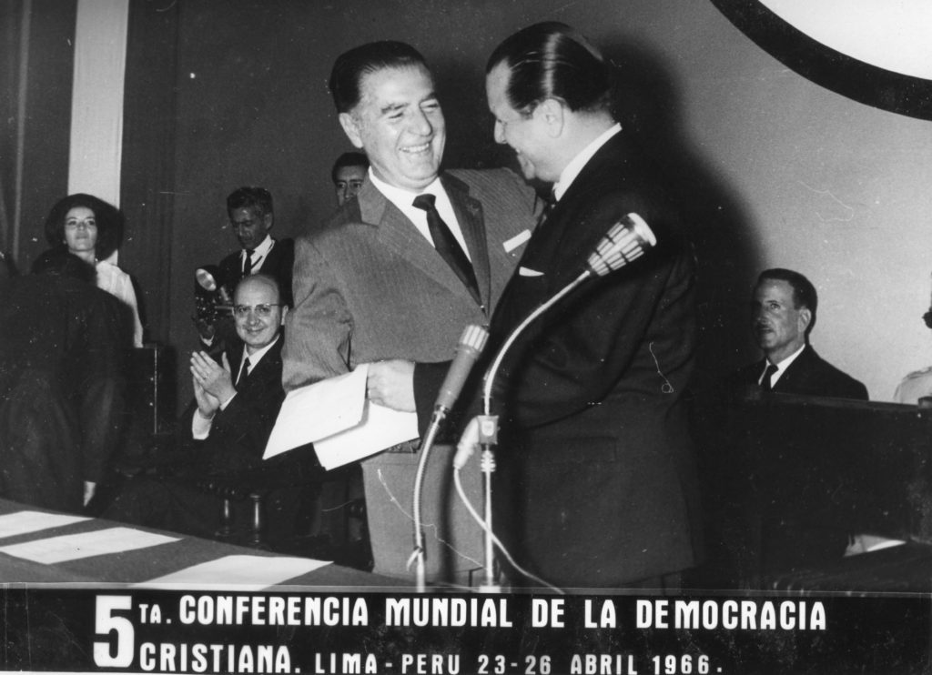 1966. Abril, 23. 5ta Conferencia Mundial de la Democracia Cristiana, Lima, Perú. Saludo al presidente Fernando Belaúnde Terry.