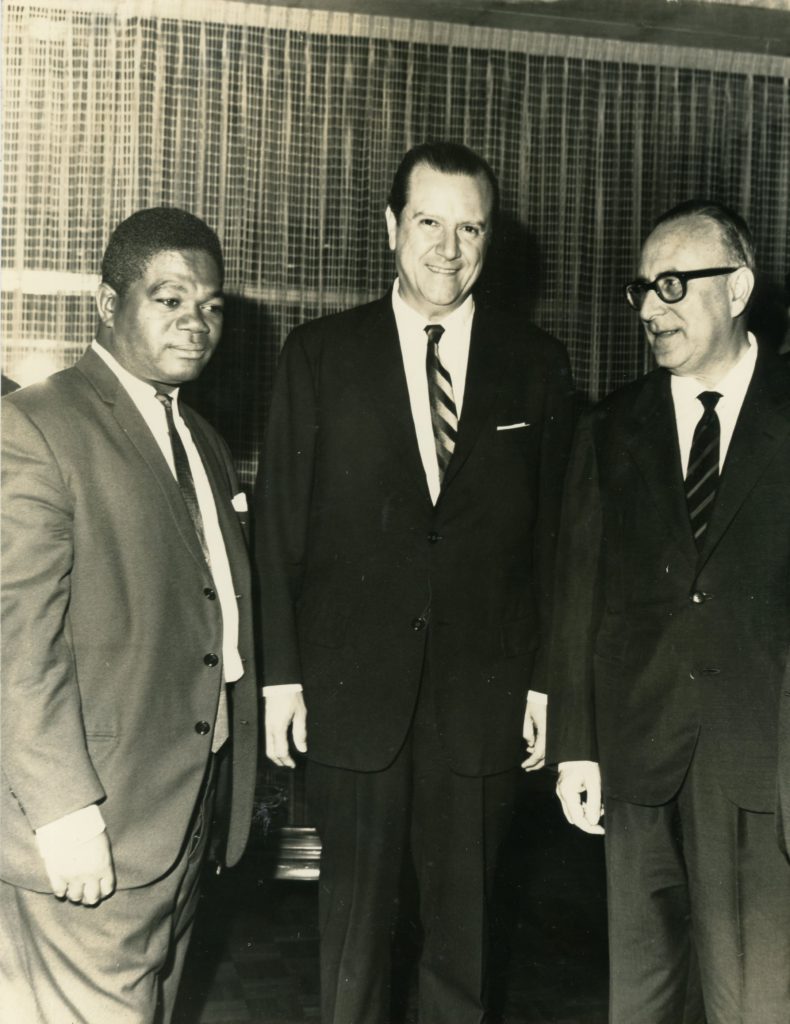 1966. Mayo 2. Con José Camacho y el primer ministro italiano Mariano Rumor, en el Círculo de las Fuerzas Armadas, Caracas.
