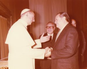 1967. Diciembre. Encuentro de la Democracia Cristiana Mundial con el papa Paulo VI. Detrás aparece el primer Ministro italiano, Mariano Rumor.