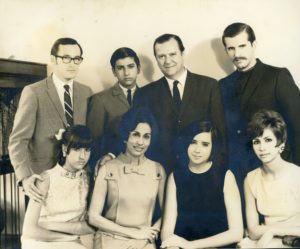 1968. Rafael Caldera y Alicia Pietri con sus seis hijos en Tinajero.