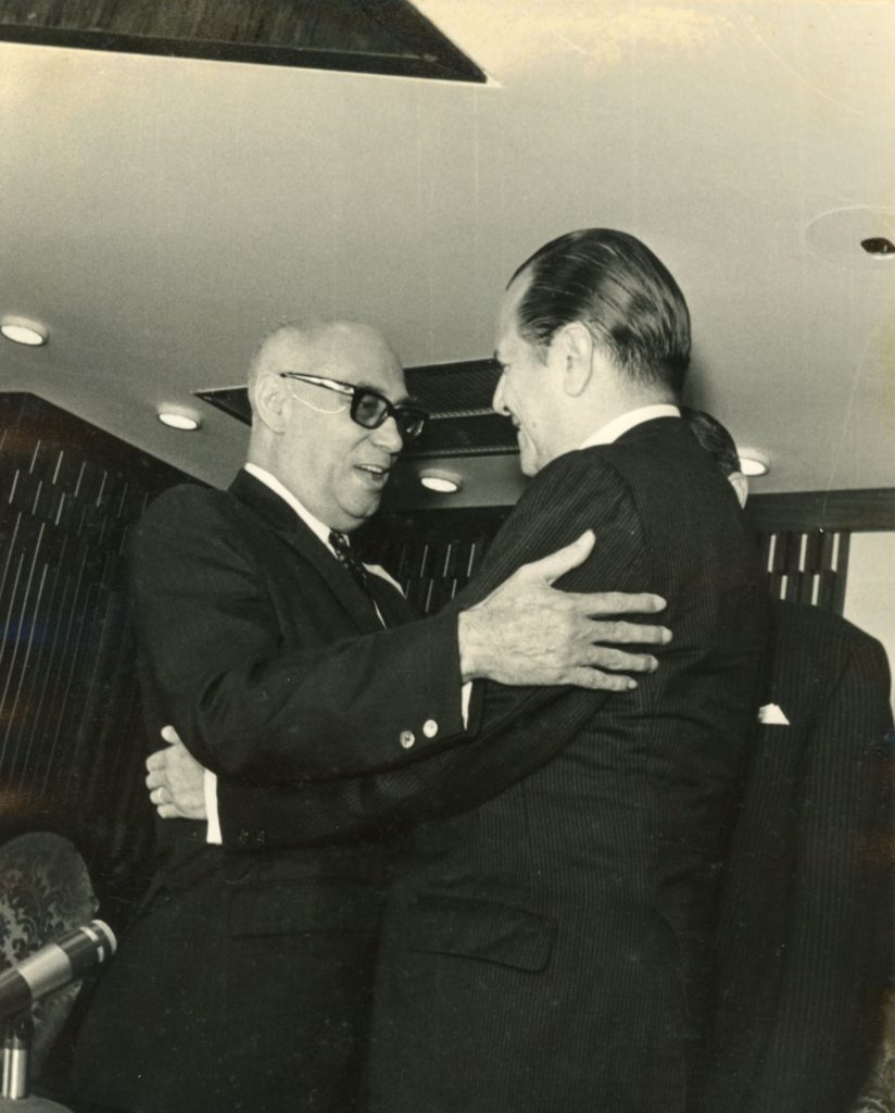 1968. Diciembre, 12. Abrazo con el presidente Raúl Leoni, en el acto de proclamación como presidente electo en el Consejo Supremo Electoral.