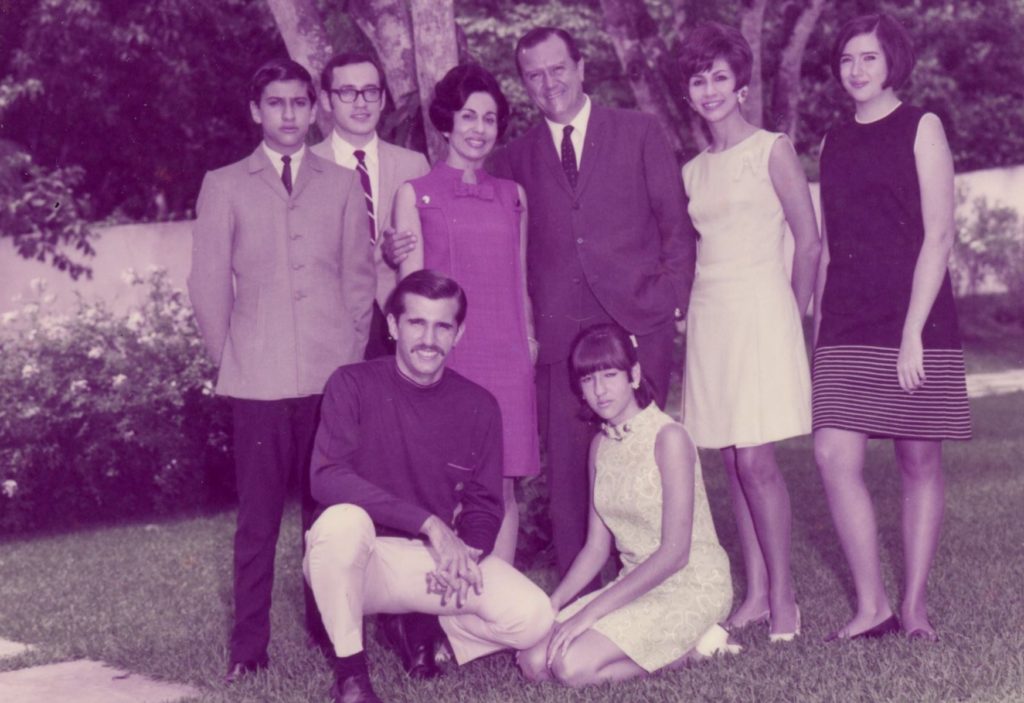 1968. Familia Caldera Pietri en los jardines de Tinajero.