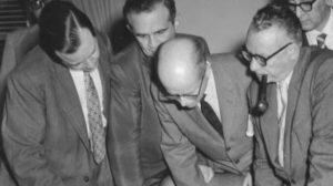 1958. Enero, 26. Encuentro en el apartamento de Ignacio Arcaya en Nueva York, quien aparece detrás de los tres grandes líderes de la democracia.