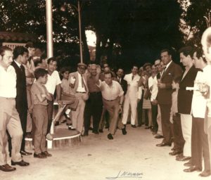 1967. Jugando bolas criollas en el Club Campestre Los Cortijos, Caracas.