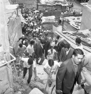 1969. Abril, 19. Visita al barrio Las Brisas de El Paraíso en Caracas.
