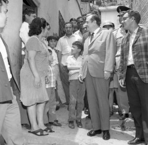 1969. Abril, 19. Visita al barrio Las Brisas de El Paraíso en Caracas.