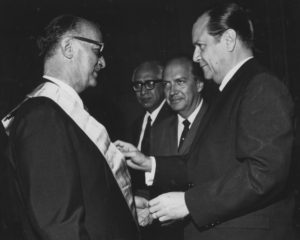 1969. Abril, 9. Condecoración a Pedro Grases, en la presencia de Lorenzo Fernández y Ramón J. Velázquez.